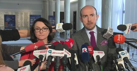 “Jak w piaskownicy, PiS zabiera zabawki i chce iść się bawić w inne miejsce”. Burza po wycofaniu projektu zmian w ustawie o KRS
