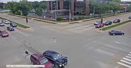 “Hit and run” w wersji dosłownej. Po zderzeniu wyskoczyli ze skradzionego auta i wzięli nogi za pas