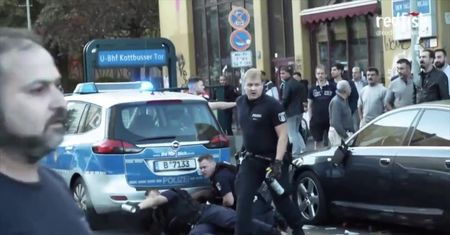 Brutalna interwencja berlińskiej policji. Funkcjonariusze pryskali gazem pieprzowym i wykręcali ręce podejrzanemu