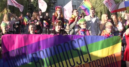 Marsz Równości w Toruniu. Demonstracja pod hasłem “bądźmy widoczni, bądźmy widoczne”