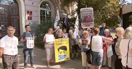 Manifestacja poparcia dla sędziów przed siedzibą KRS. Wezwani na przesłuchania powitani brawami