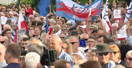 Król Zygmunt w koszulce z napisem “konstytucja”