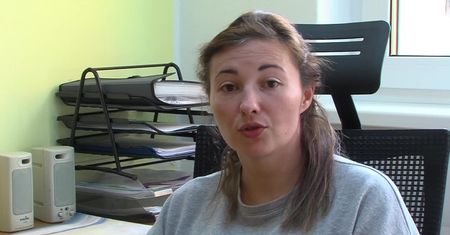 Wózek z trzyletnią dziewczynką w lesie, mogła spędzić tam całą noc