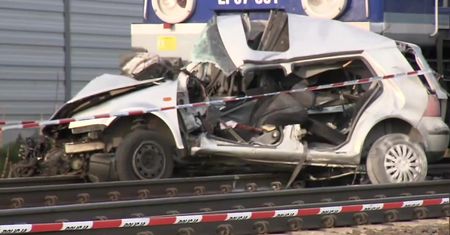 Wjechała na tory w Kotuniu, pociąg roztrzaskał auto. Zginęła 82-latka
