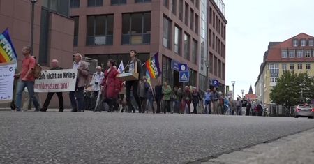 Marsz Pokoju na granicy polsko-niemieckiej. Przemaszerowano przez Słubice i Frankfurt nad Odrą
