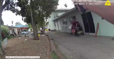 Policjanci z Los Angeles zastrzelili nożownika i jego zakładniczkę. Drastyczne nagranie z kamer osobistych policjantów