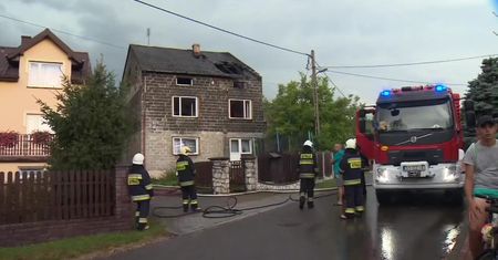 Gwałtowne burze i wyładowania na Śląsku. Pożar domu po uderzeniu pioruna