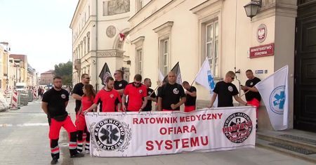 Ratownicy medyczni protestowali, żądając podwyżek