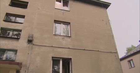 Dwuletnie dziecko wypadło z okna i zmarło. Karetka miała przyjechać 40 minut po zdarzeniu