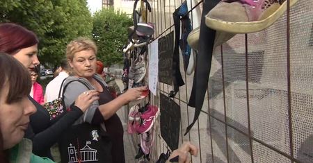 Protest przeciwko pedofili w kościele przed archikatedrą w Katowicach