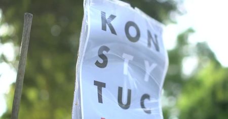 Zawiesił koszulkę na pomniku, został zatrzymany. Sąd: To bezzasadne