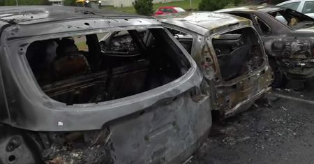 Ponad 100 samochodów spłonęło w nocy w Szwecji. Zorganizowana seria podpaleń zamaskowanej młodzieży