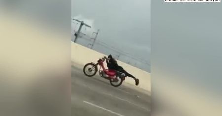 Motocyklowy “Superman” na autostradzie w San Antonio. Śmiałek zaprezentował ryzykowny wyczyn
