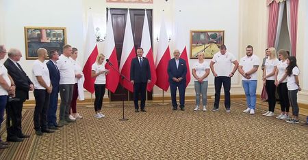 Prezydent Duda dostał propozycję wspólnego treningu z kobiecą sztafetą 4×400 metrów. “Jeśli dostanę dwie godziny na przebiegnięcie 400 metrów…”