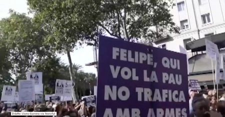 Protest zwolenników niepodległej Katalonii „przywitał” króla Hiszpanii. Filip VI oddał hołd ofiarom w rocznicę zamachów w Barcelonie