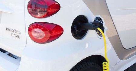 Polacy rejestrują dwudziestokrotnie mniej samochodów elektrycznych niż Niemcy. Problemem brak infrastruktury i mała dostępność aut