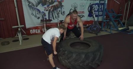 Jedenastoletni strongman imponuje siłą. Chłopiec przerzuca opony od traktora i przeciąga samochody.