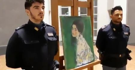 Ogrodnik odnalazł obraz w skrytce za starym bluszczem we włoskiej galerii sztuki.