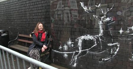 Świąteczna praca Banksy’ego przerobiona. Reniferom domalowano czerwone nosy, ktoś dodał napis sprayem