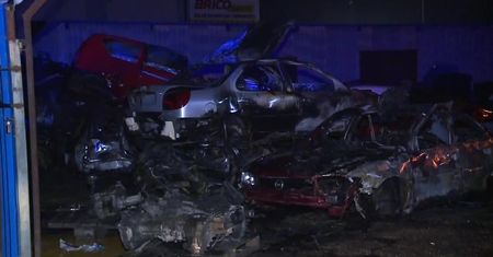 Pożar złomowiska na Podkarpaciu. Spłonęło czterdzieści wraków samochodów