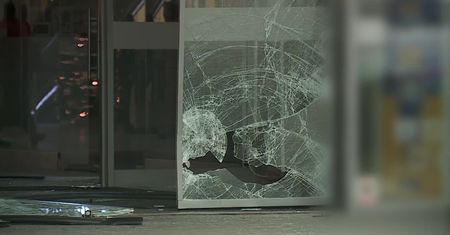Brawurowy napad na sklep jubilerski w Koszalinie. Sprawcy staranowali autem drzwi centrum handlowego