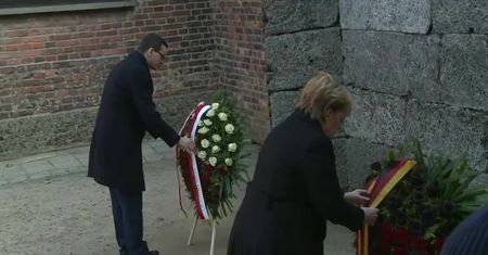 A. Merkel i M. Morawiecki złożyli wieńce pod Ścianą Straceń w Auschwitz-Birkenau