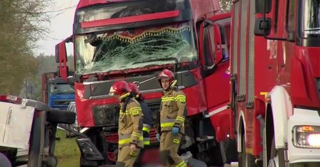 Zderzenie busa z ciężarówka na Dolnym Śląsku. Zginęły trzy osoby