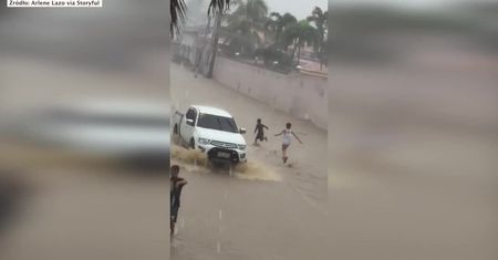 Tajfun na Filipinach. Morska woda wdziera się na ląd i zalewa całkowicie wiele dróg i mieszkań