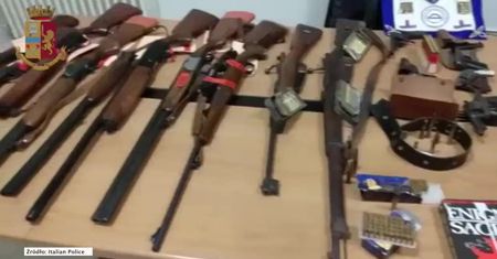 Włoska policja przejęła arsenał broni francuskich neonazistów