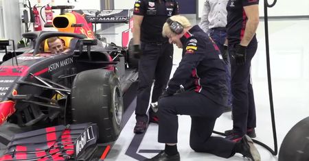 Sportowo-motoryzacyjne zadanie premiera Wielkiej Brytanii. Boris Johnson sprawdził się w roli… mechanika Formuły 1