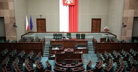Lewica przeciw krzyżowi w Sejmie, ale nie zamierza walczyć o jego usunięcie