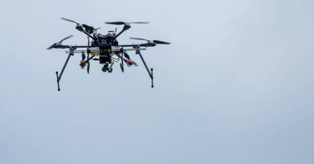 Sylwester w Łodzi z “tańczącymi” na niebie dronami zamiast fajerwerków