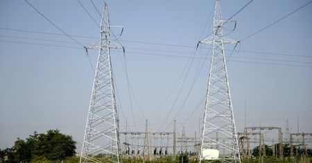 Prezes URE zatwierdził taryfy na sprzedaż energii Enei i Energi Obr