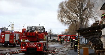 Warszawa: strażacy opanowali pożar hali z fajerwerkami przy Alei Krakowskiej