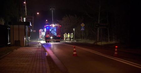 Dwie osoby ciężko ranne po wypadku pod Warszawą. Samochód uderzył w słup energetyczny