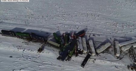 Pociąg towarowy składający się z 21 wagonów wypadł z torów w stanie Wyoming