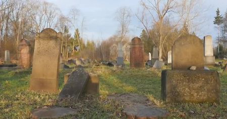 Dziesiątki zdewastowanych nagrobków na cmentarzu żydowskim na Słowacji
