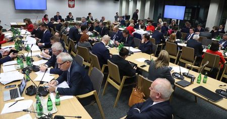 Sejm: po całonocnych obradach komisja pozytywnie zaopiniowała projekt PiS ws. sądów