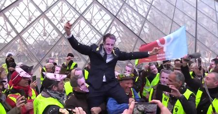 Tłum Macronów przed Luwrem. Nietypowy protest Żółtych Kamizelek w urodziny prezydenta Francji