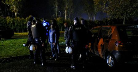 Trzecia osoba aresztowana za atak na policjantów przed komendą konin
