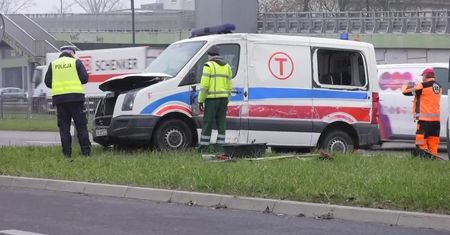 Kierowca karetki pogotowia wjechał w tył autobusu w Lublinie. Legitymował się podrobionymi dokumentami