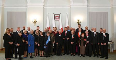 Prezydent odznaczył Orderem Orła Białego prof. Andrzeja Nowaka i prof. Grażynę Świątecką