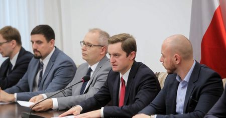 Komisja weryfikacyjna: zwrot nieruchomości przy ul. Senatorskiej, Miodowej i Podwale – z naruszeniem prawa