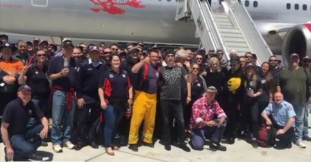 Bono i zespół U2 dziękują strażakom w Melbourne