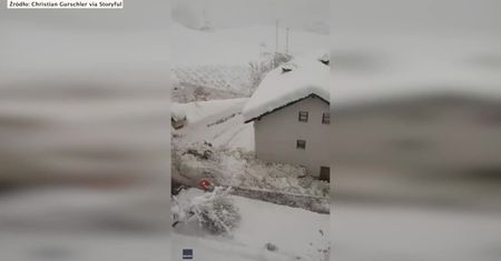 Stromymi ulicami włoskiego miasteczka w Alpach “spłynęła” lawina śnieżna