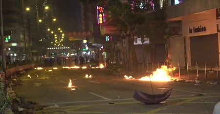Całą noc trwały starcia między studentami a policją oblegającą kampus politechniki w Hongkongu