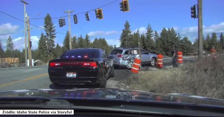 Ciężarówką wpadł w auto sprawdzane przez policjanta. Funkcjonariusz cudem uniknął obrażeń