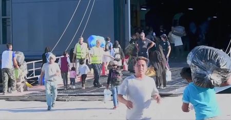 250 migrantów z Lesbos trafi na teren kontynentalnej Grecji. Władze walczą z przeludnieniem obozu dla uchodźców po tragicznym pożarze