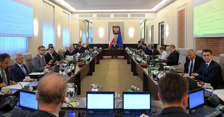 44 proc. zwolenników rządu, 29 proc. przeciwników