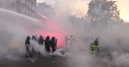 Starcie strażaków i policjantów na ulicach Paryża. Funkcjonariusze użyli gazu i armatek wodnych